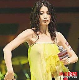 明星忘穿胸罩,尴尬瞬间引发网友热议