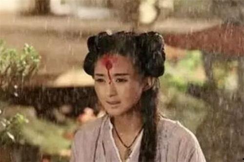 明星雨天拍戏,明星倾情演绎浪漫戏码